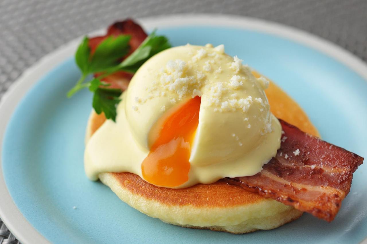 Omo Kansai Airport By Hoshino Resorts Идзумисано Экстерьер фото A poached egg on a muffin with bacon