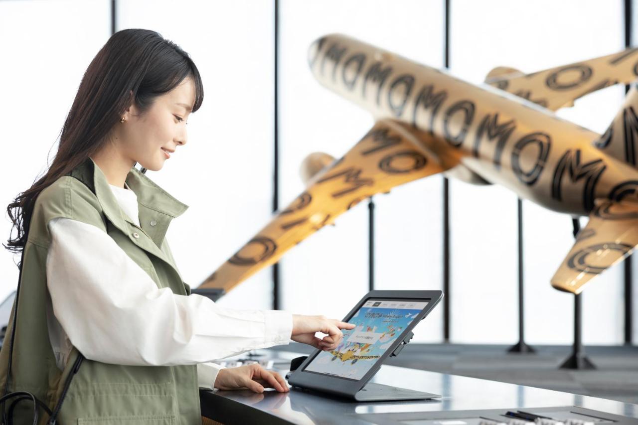 Omo Kansai Airport By Hoshino Resorts Идзумисано Экстерьер фото A woman using a POS terminal