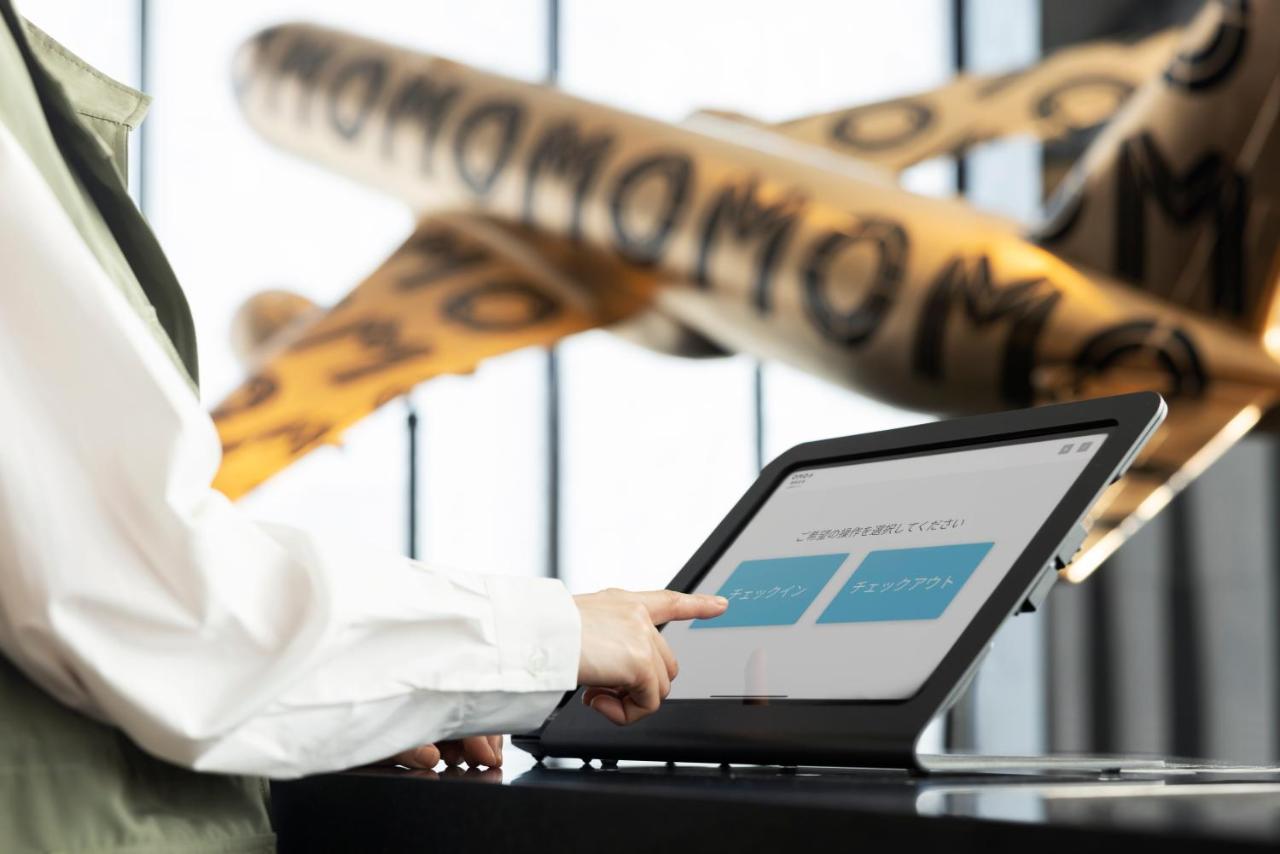Omo Kansai Airport By Hoshino Resorts Идзумисано Экстерьер фото A person using a touchscreen