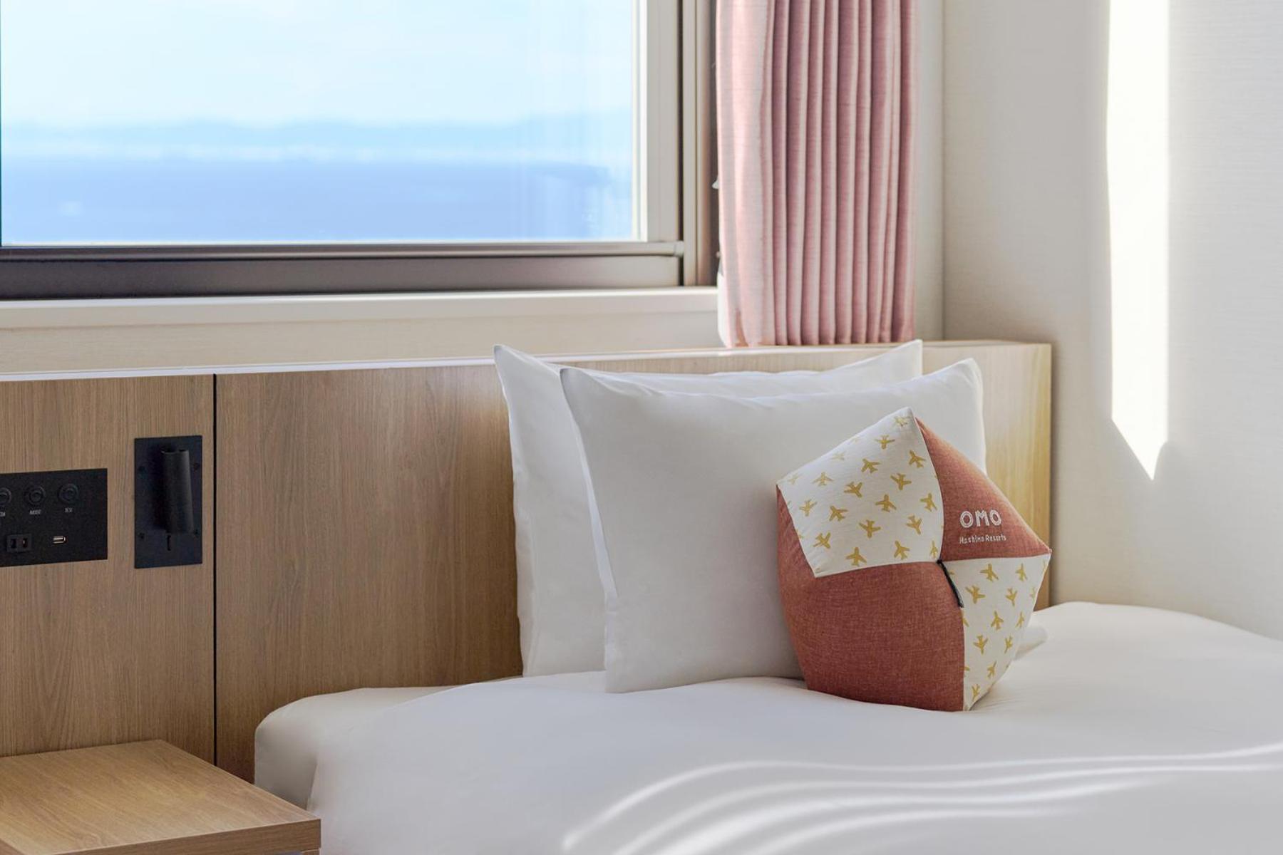 Omo Kansai Airport By Hoshino Resorts Идзумисано Экстерьер фото A bed with a pillow