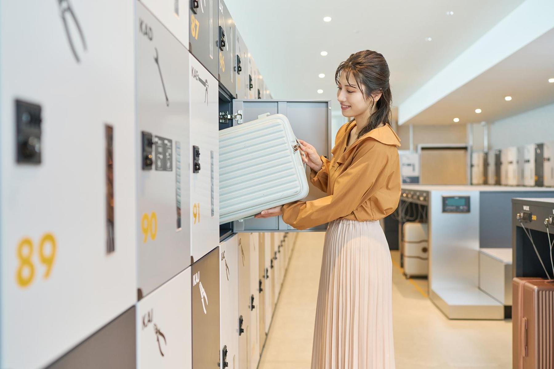 Omo Kansai Airport By Hoshino Resorts Идзумисано Экстерьер фото A woman using a locker